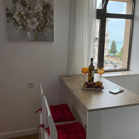 Apartment 2 Minutes From The Sea バトゥーミ エクステリア 写真