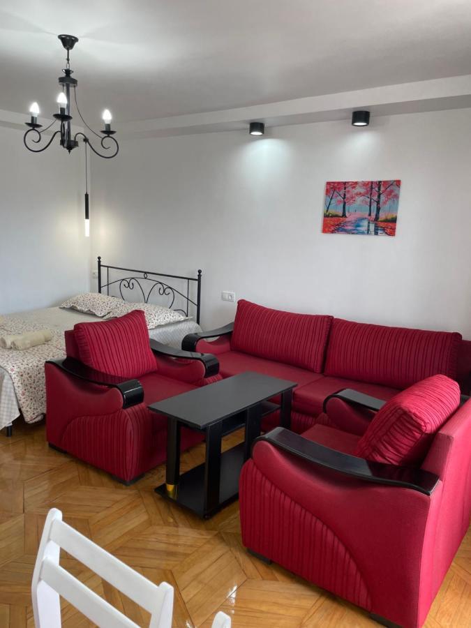 Apartment 2 Minutes From The Sea バトゥーミ エクステリア 写真