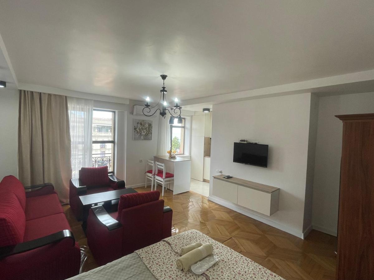 Apartment 2 Minutes From The Sea バトゥーミ エクステリア 写真