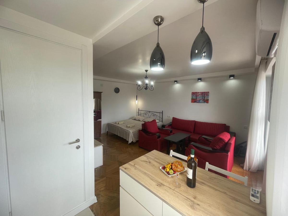 Apartment 2 Minutes From The Sea バトゥーミ エクステリア 写真