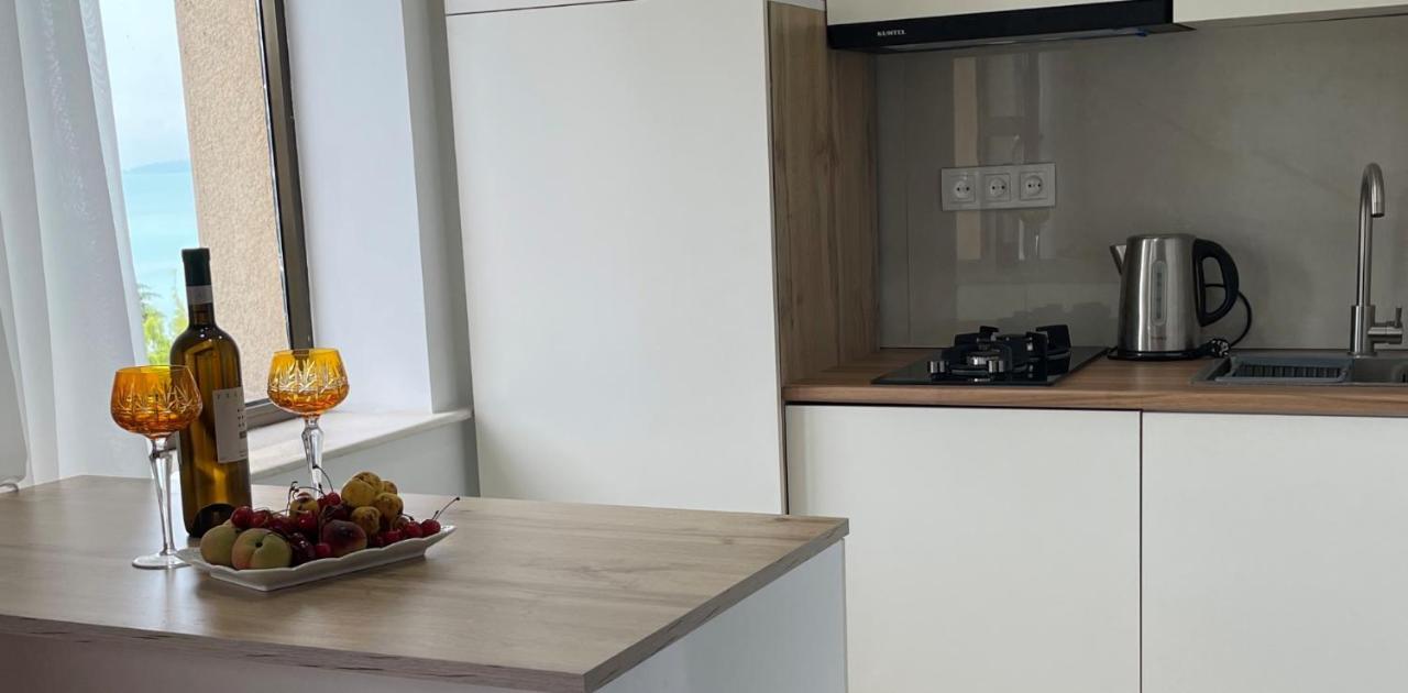 Apartment 2 Minutes From The Sea バトゥーミ エクステリア 写真
