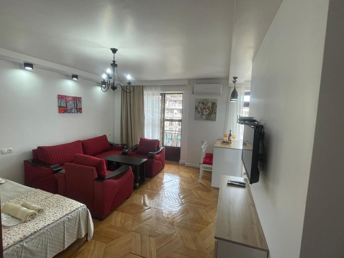 Apartment 2 Minutes From The Sea バトゥーミ エクステリア 写真