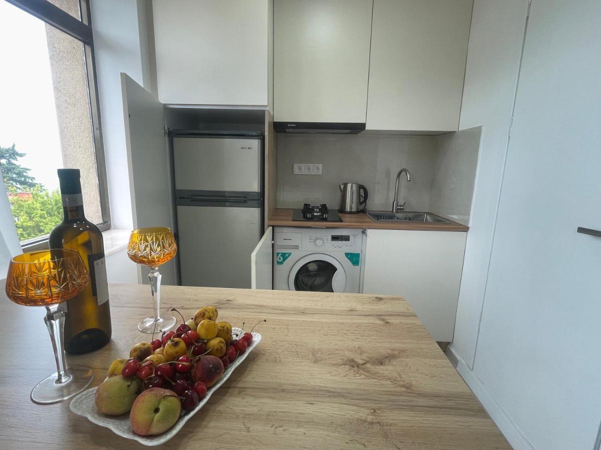 Apartment 2 Minutes From The Sea バトゥーミ エクステリア 写真